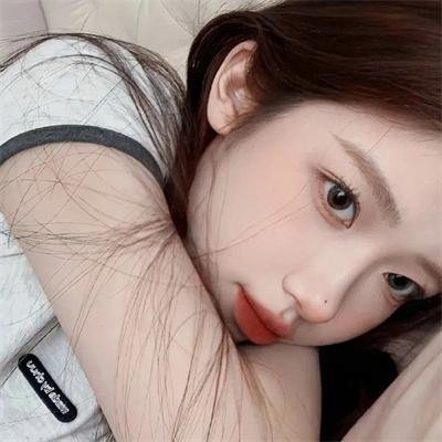 9顶假发的女孩